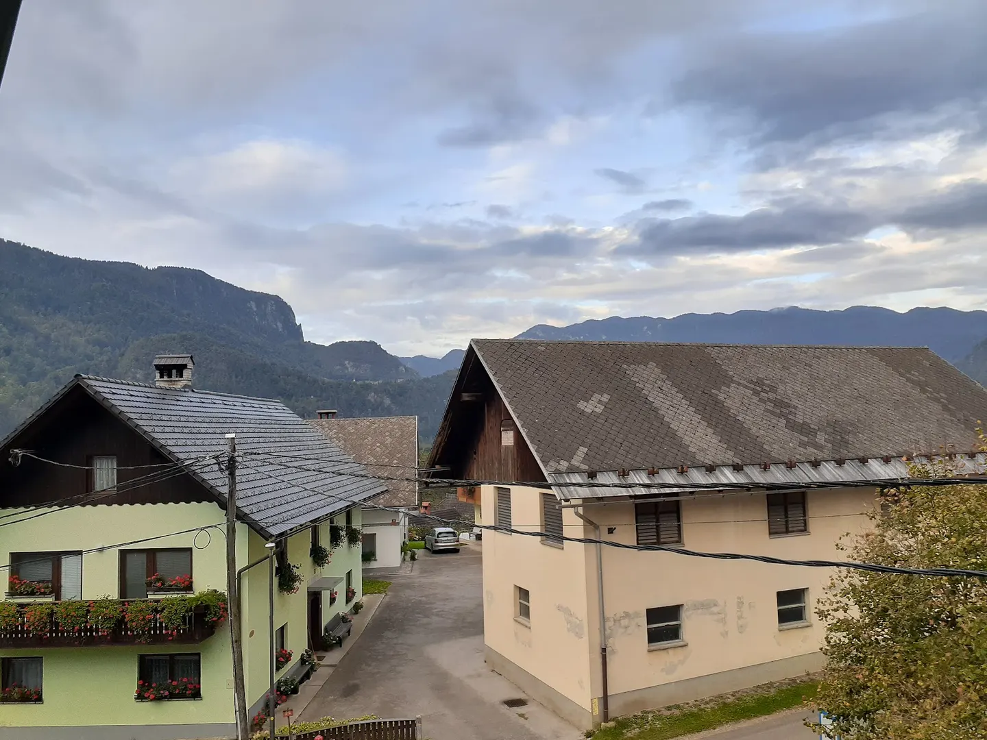 Hiše v Selu, za njimi skalnato pobočje in hribi